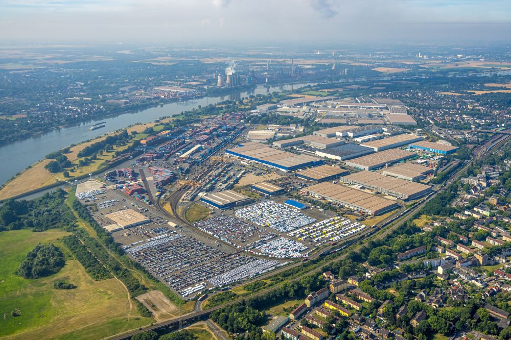 Duisburg aus der Vogelperspektive: Parkplatz und Abstellfläche für Automobile in Duisburg im Bundesland Nordrhein-Westfalen