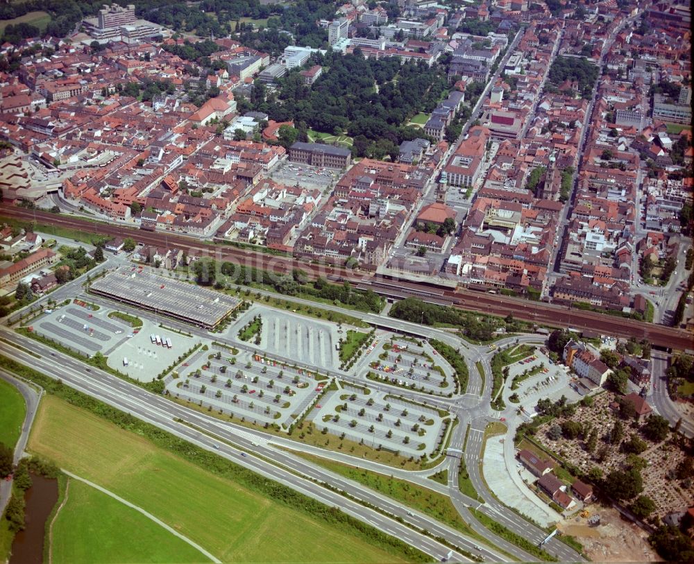 Luftaufnahme Erlangen - Parkplatz und Abstellfläche für Automobile in Erlangen im Bundesland Bayern, Deutschland