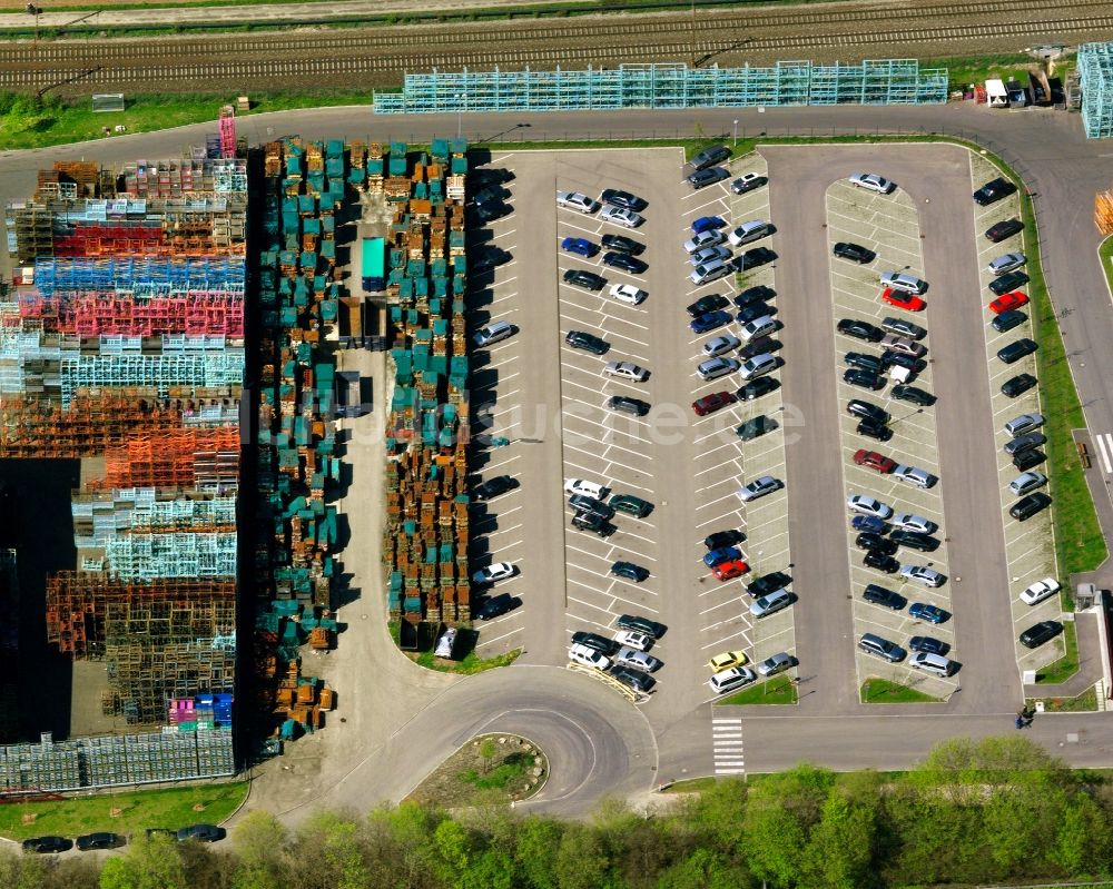 Uhingen von oben - Parkplatz und Abstellfläche für Automobile in Faurndau im Bundesland Baden-Württemberg, Deutschland
