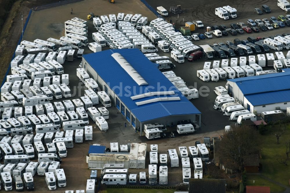 Luftbild Kremmin - Parkplatz und Abstellfläche für Automobile der Firma Caravan-Wendt in Kremmin im Bundesland Mecklenburg-Vorpommern