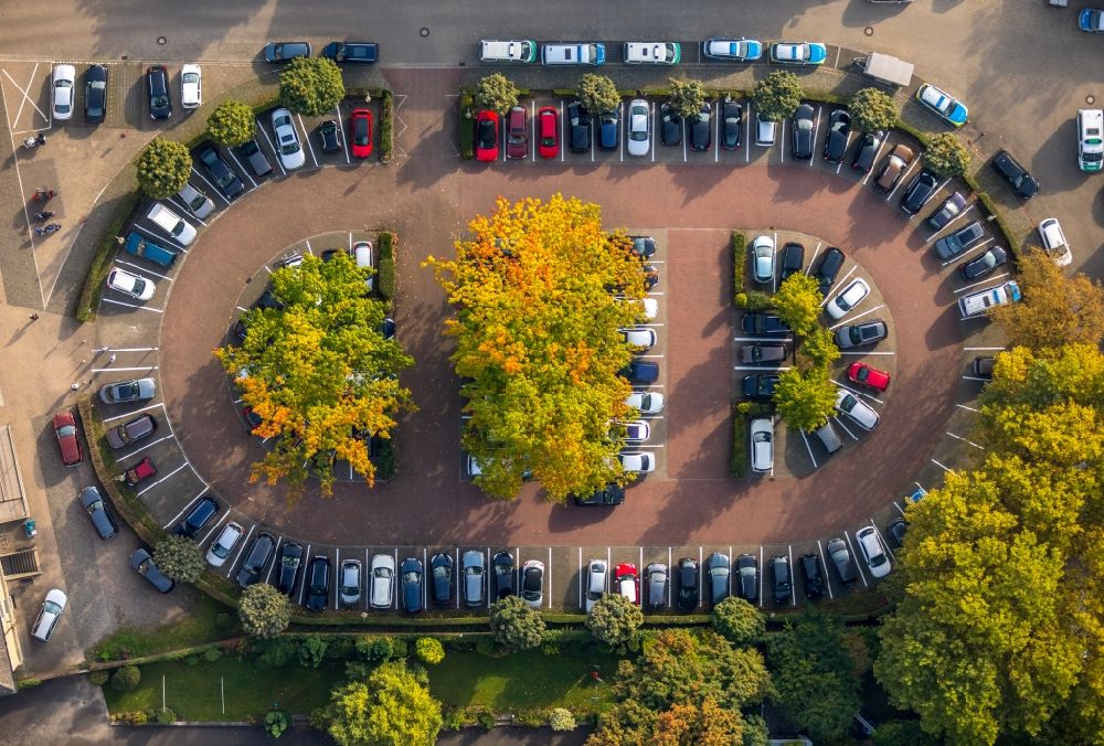 Gelsenkirchen von oben - Parkplatz und Abstellfläche für Automobile in Gelsenkirchen im Bundesland Nordrhein-Westfalen, Deutschland