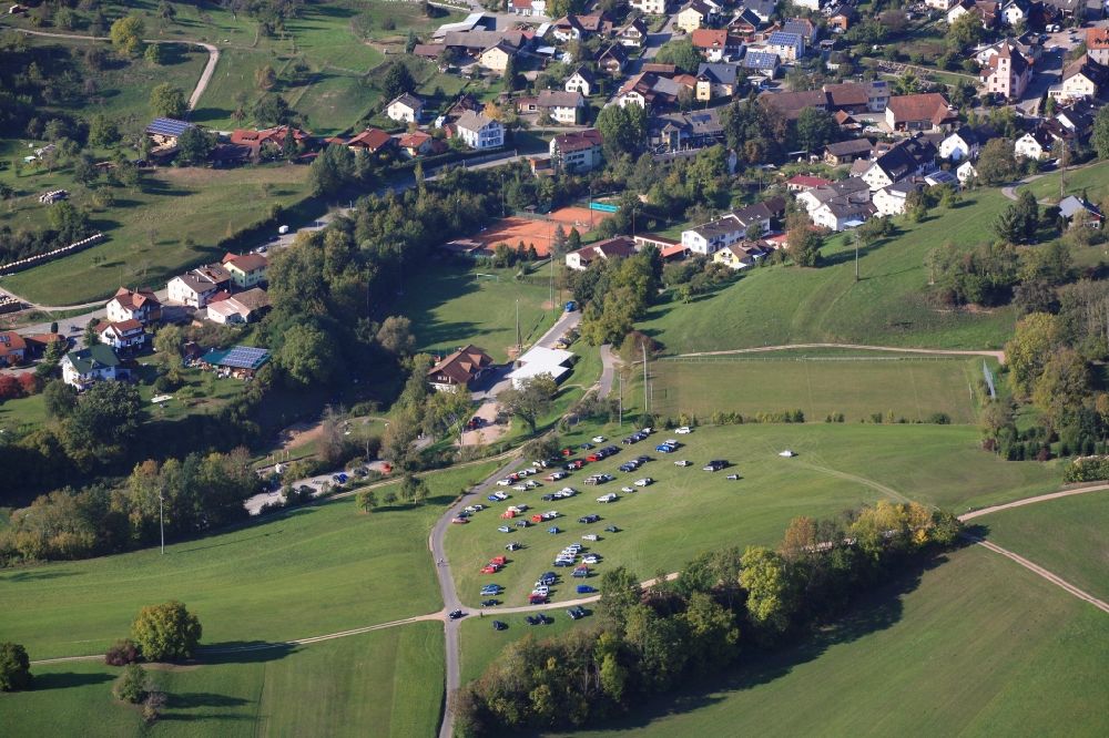 Luftaufnahme Hasel - Parkplatz und Abstellfläche für Automobile auf der grünen Wiese in Hasel im Bundesland Baden-Württemberg, Deutschland