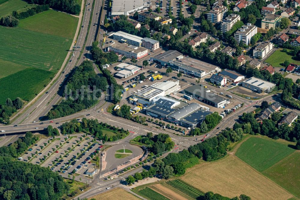 Gundelfingen aus der Vogelperspektive: Parkplatz und Abstellfläche für Automobile in Gundelfingen im Bundesland Baden-Württemberg, Deutschland