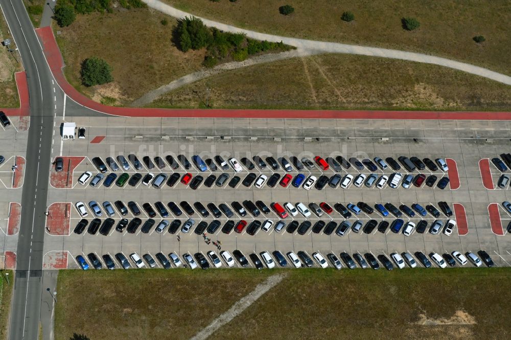 Luftaufnahme Halbe - Parkplatz und Abstellfläche für Automobile in Halbe im Bundesland Brandenburg, Deutschland