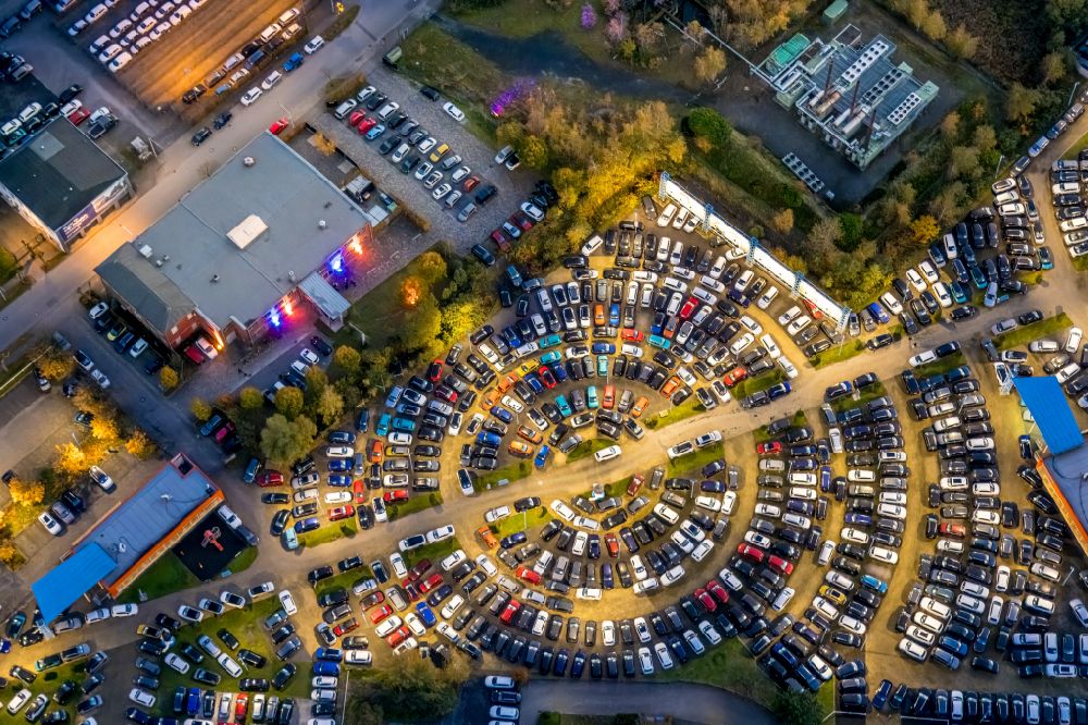 Hamm von oben - Parkplatz und Abstellfläche für Automobile in Hamm im Bundesland Nordrhein-Westfalen