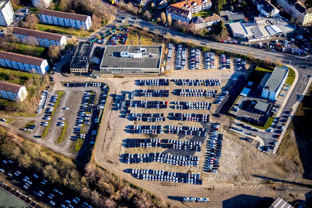 Hattingen von oben - Parkplatz und Abstellfläche für Automobile in Hattingen im Bundesland Nordrhein-Westfalen, Deutschland