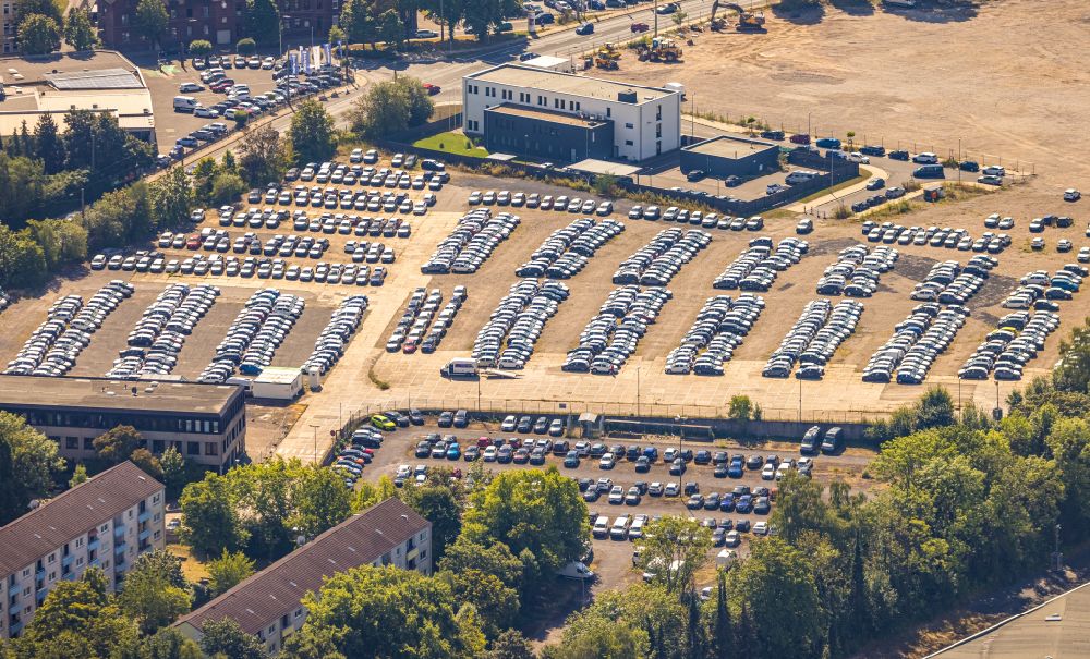 Hattingen von oben - Parkplatz und Abstellfläche für Automobile in Hattingen im Bundesland Nordrhein-Westfalen, Deutschland