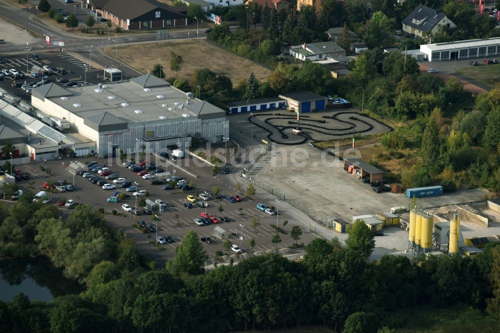 Köthen (Anhalt) von oben - Parkplatz und Abstellfläche für Automobile einer Kaufland-Fiale in Köthen (Anhalt) im Bundesland Sachsen-Anhalt