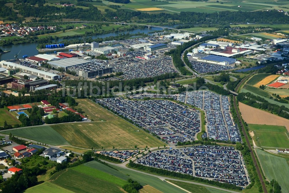 Kelheim aus der Vogelperspektive: Parkplatz und Abstellfläche für Automobile in Kelheim im Bundesland Bayern, Deutschland