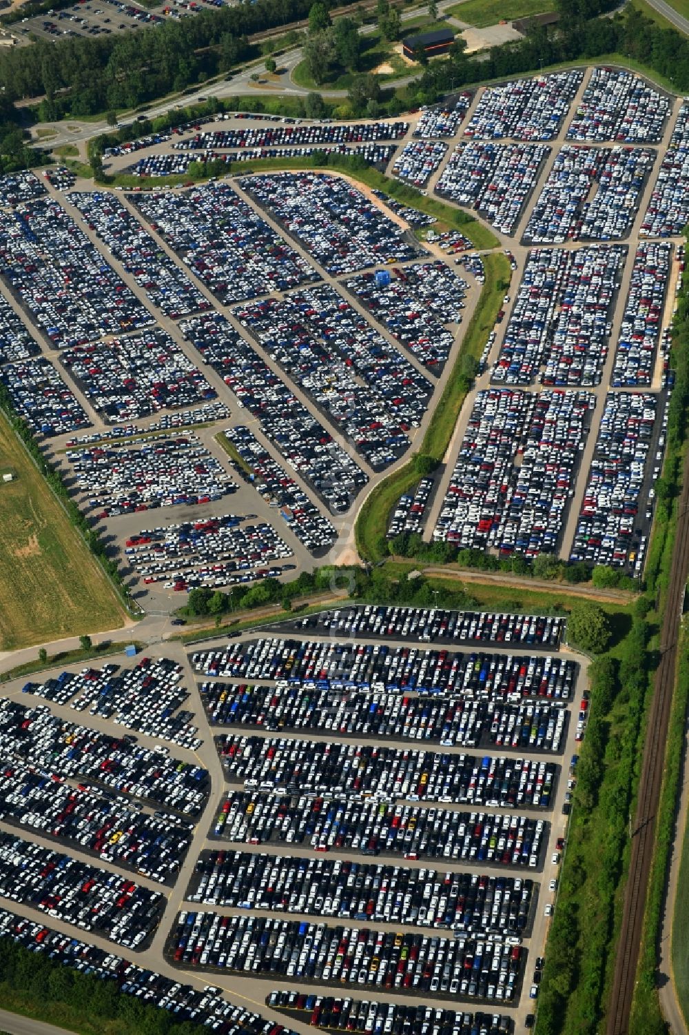 Luftaufnahme Kelheim - Parkplatz und Abstellfläche für Automobile in Kelheim im Bundesland Bayern, Deutschland