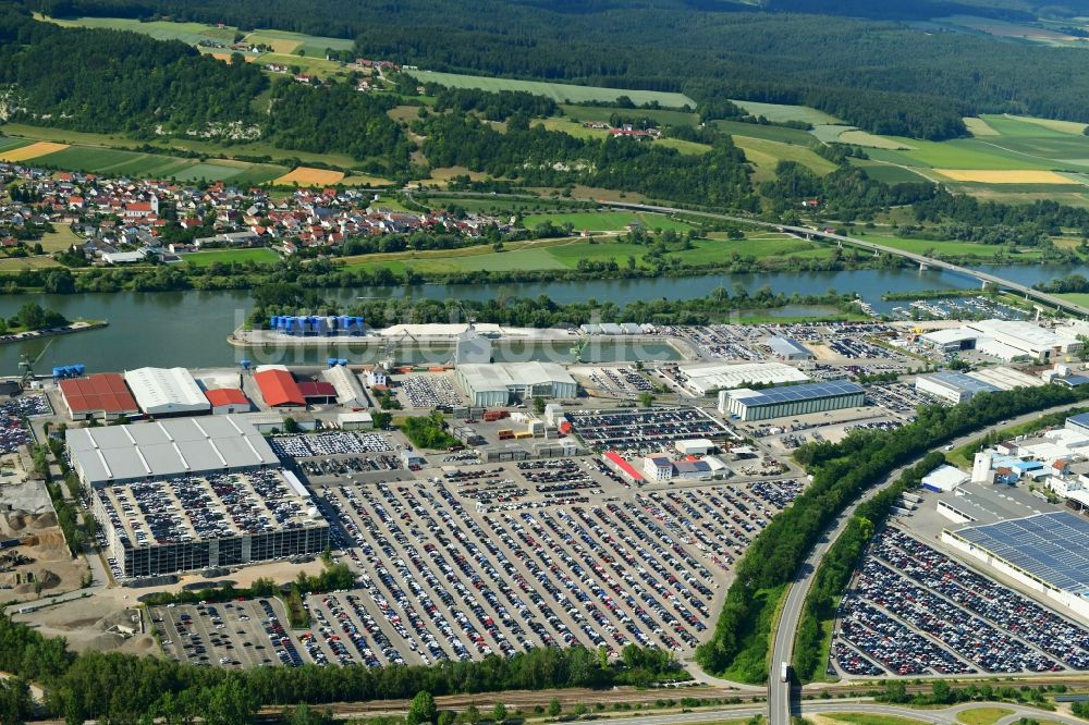 Luftaufnahme Kelheim - Parkplatz und Abstellfläche für Automobile in Kelheim im Bundesland Bayern, Deutschland