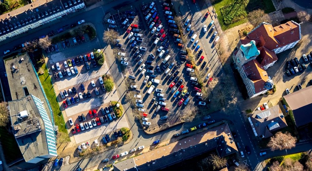 Luftaufnahme Hattingen - Parkplatz und Abstellfläche für Automobile im Ortsteil Baak in Hattingen im Bundesland Nordrhein-Westfalen, Deutschland