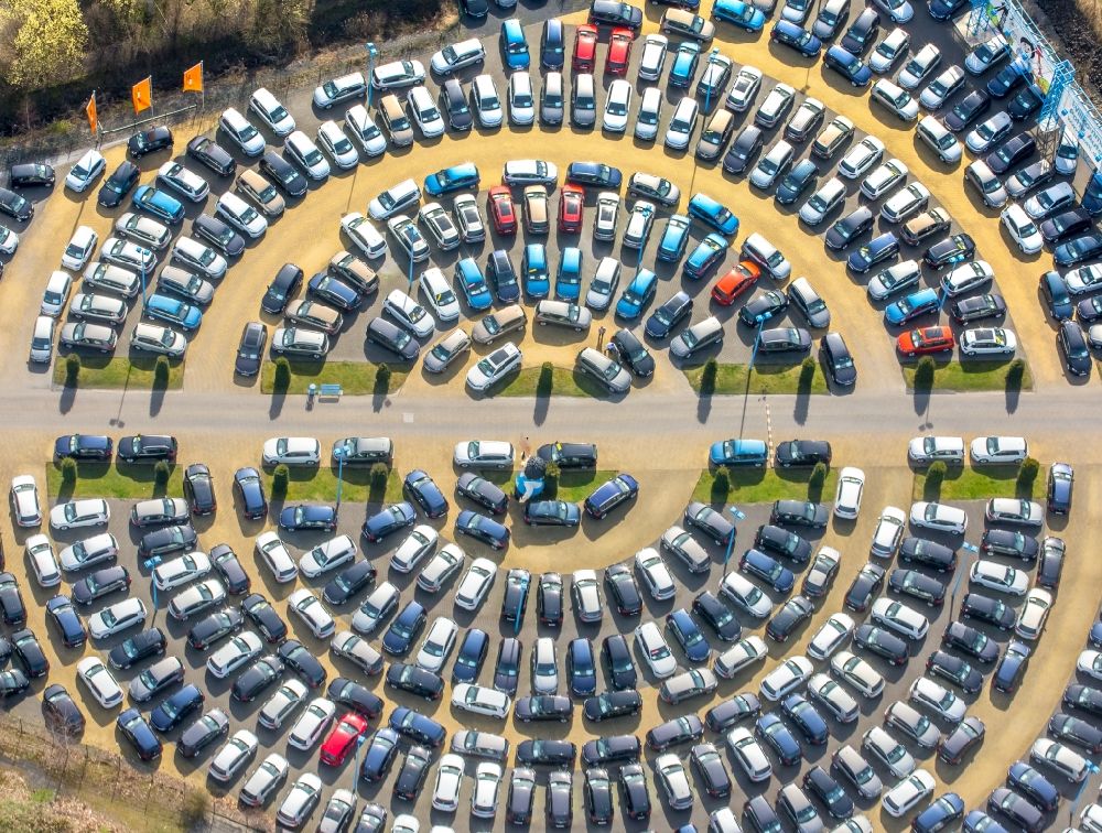 Hamm aus der Vogelperspektive: Parkplatz und Abstellfläche für Automobile im Ortsteil Bockum-Hövel in Hamm im Bundesland Nordrhein-Westfalen