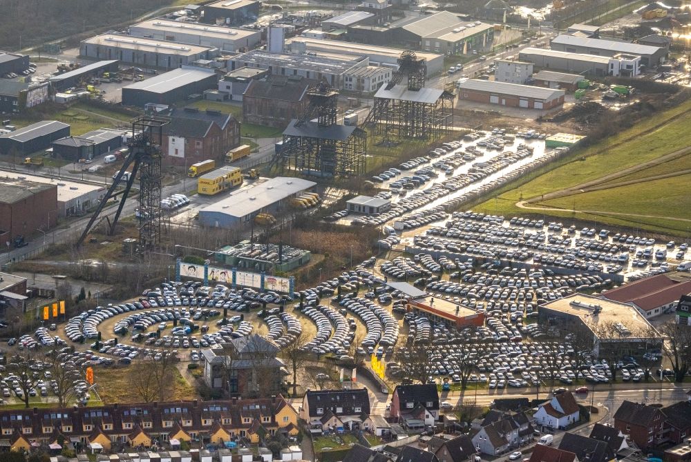 Hamm von oben - Parkplatz und Abstellfläche für Automobile im Ortsteil Bockum-Hövel in Hamm im Bundesland Nordrhein-Westfalen