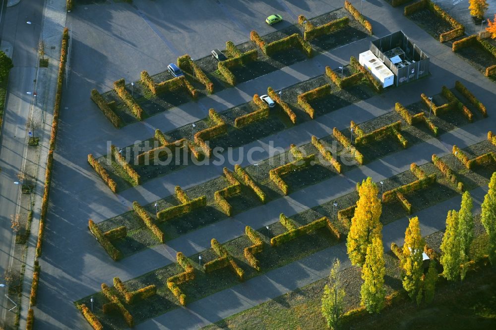 Luftaufnahme Potsdam - Parkplatz und Abstellfläche für Automobile im Ortsteil Bornstedt in Potsdam im Bundesland Brandenburg, Deutschland