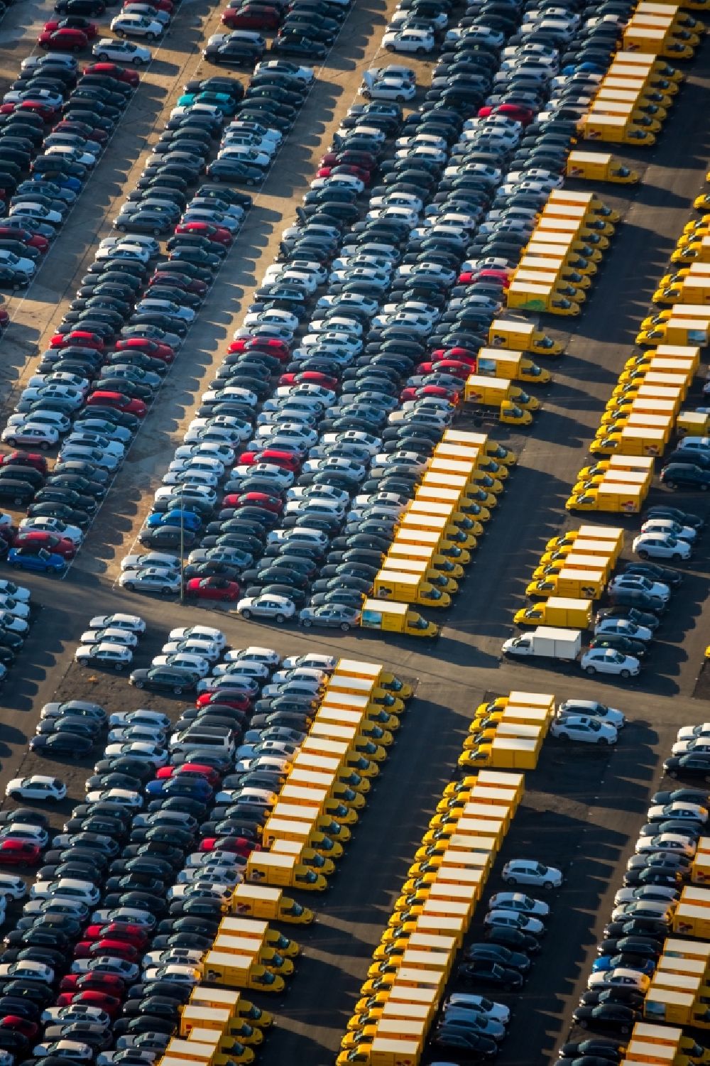 Luftaufnahme Dortmund - Parkplatz und Abstellfläche für Automobile im Ortsteil Eving in Dortmund im Bundesland Nordrhein-Westfalen, Deutschland
