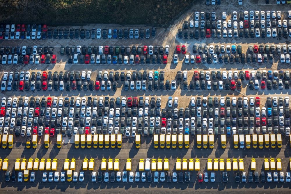 Dortmund aus der Vogelperspektive: Parkplatz und Abstellfläche für Automobile im Ortsteil Eving in Dortmund im Bundesland Nordrhein-Westfalen, Deutschland