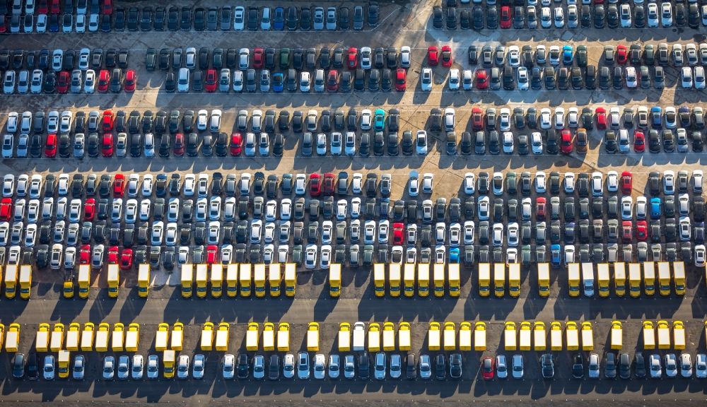 Luftbild Dortmund - Parkplatz und Abstellfläche für Automobile im Ortsteil Eving in Dortmund im Bundesland Nordrhein-Westfalen, Deutschland