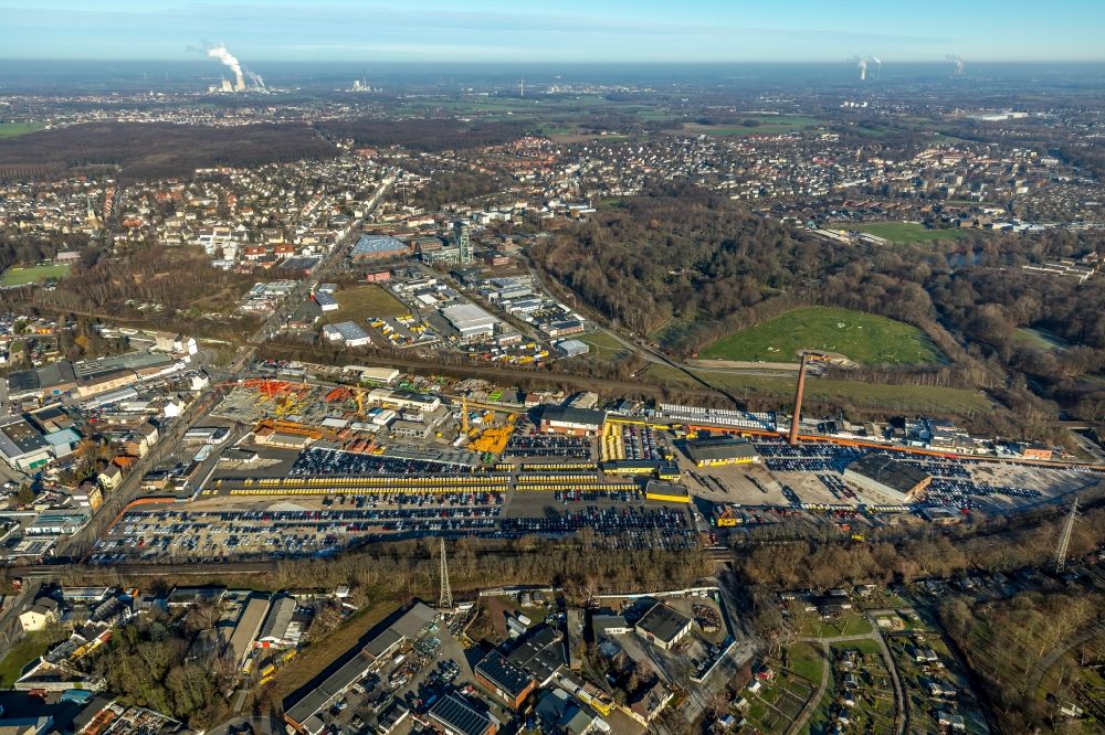 Dortmund aus der Vogelperspektive: Parkplatz und Abstellfläche für Automobile im Ortsteil Eving in Dortmund im Bundesland Nordrhein-Westfalen, Deutschland
