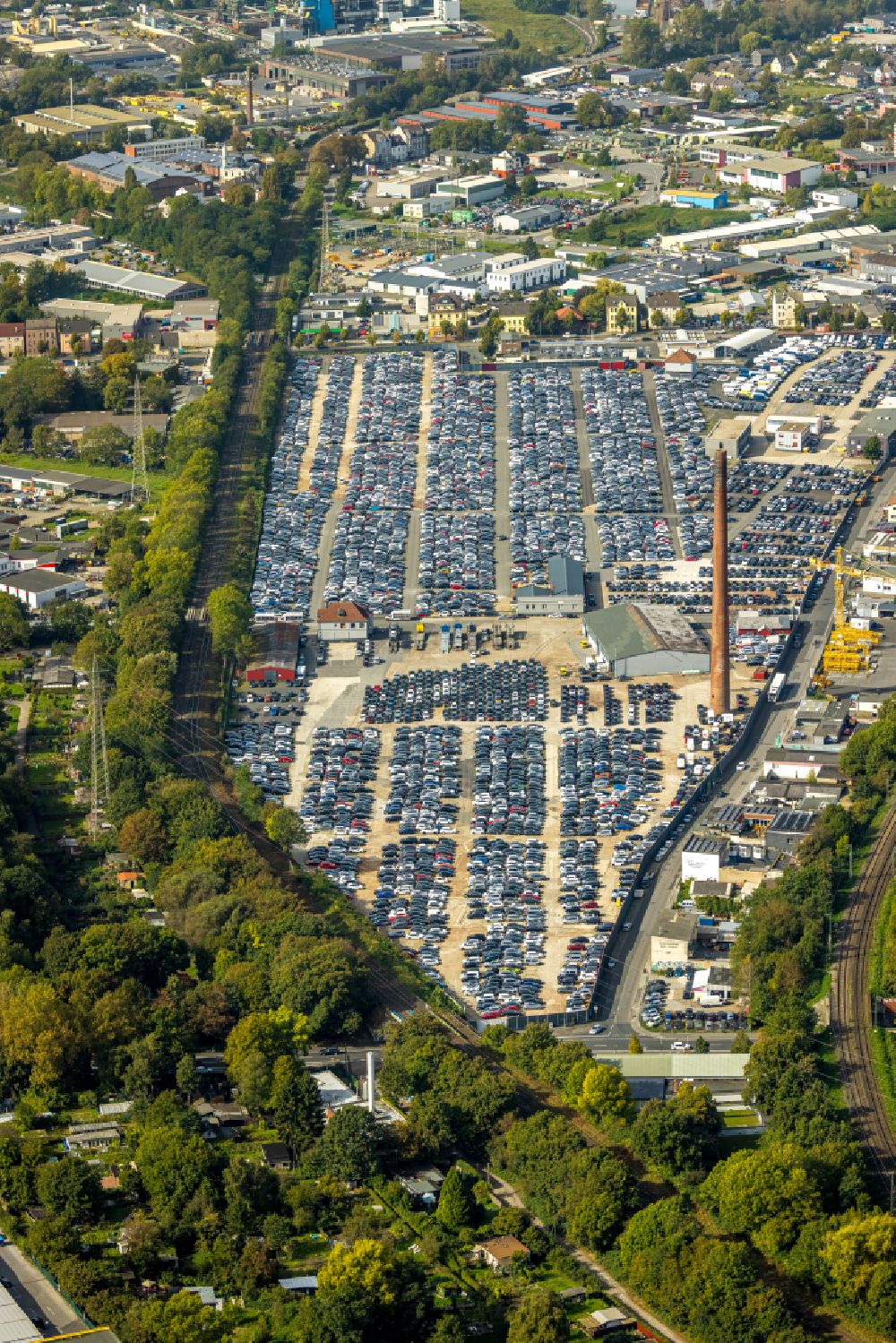 Dortmund von oben - Parkplatz und Abstellfläche für Automobile im Ortsteil Eving in Dortmund im Bundesland Nordrhein-Westfalen, Deutschland