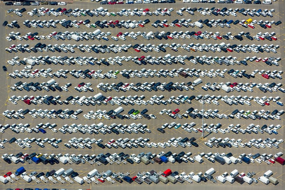 Luftbild Duisburg - Parkplatz und Abstellfläche für Automobile im Ortsteil Rheinhausen in Duisburg im Bundesland Nordrhein-Westfalen, Deutschland