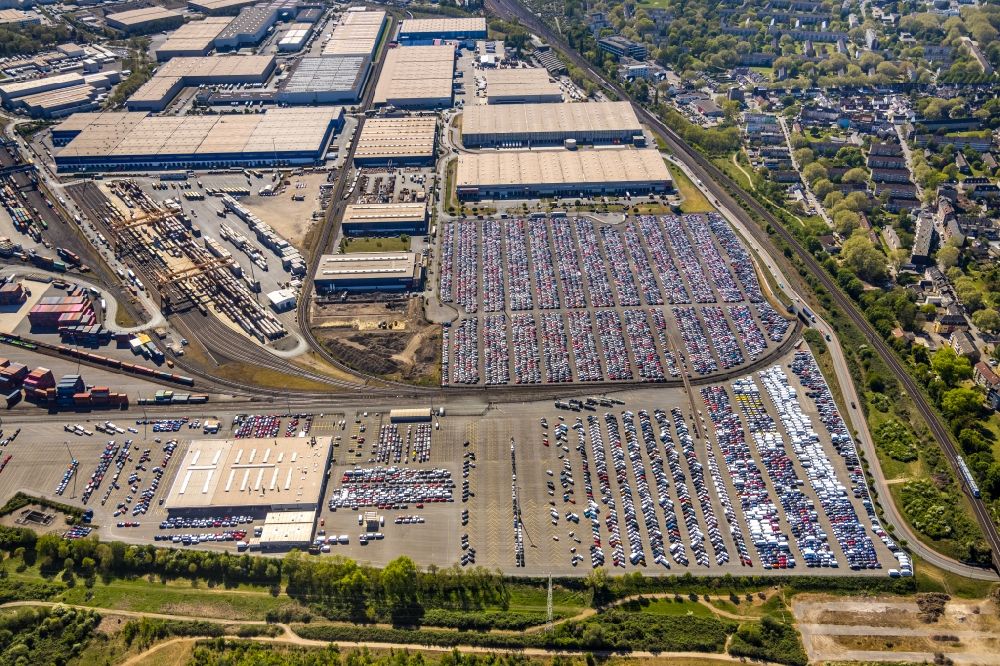 Luftaufnahme Duisburg - Parkplatz und Abstellfläche für Automobile im Ortsteil Rheinhausen in Duisburg im Bundesland Nordrhein-Westfalen, Deutschland