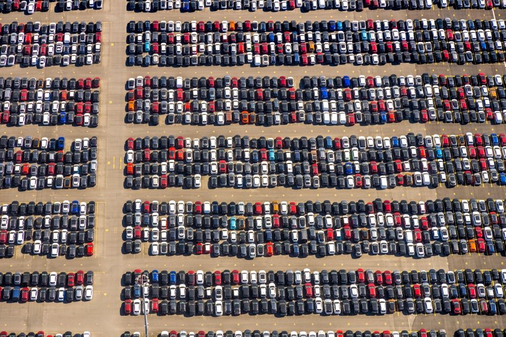 Luftbild Duisburg - Parkplatz und Abstellfläche für Automobile im Ortsteil Rheinhausen in Duisburg im Bundesland Nordrhein-Westfalen, Deutschland