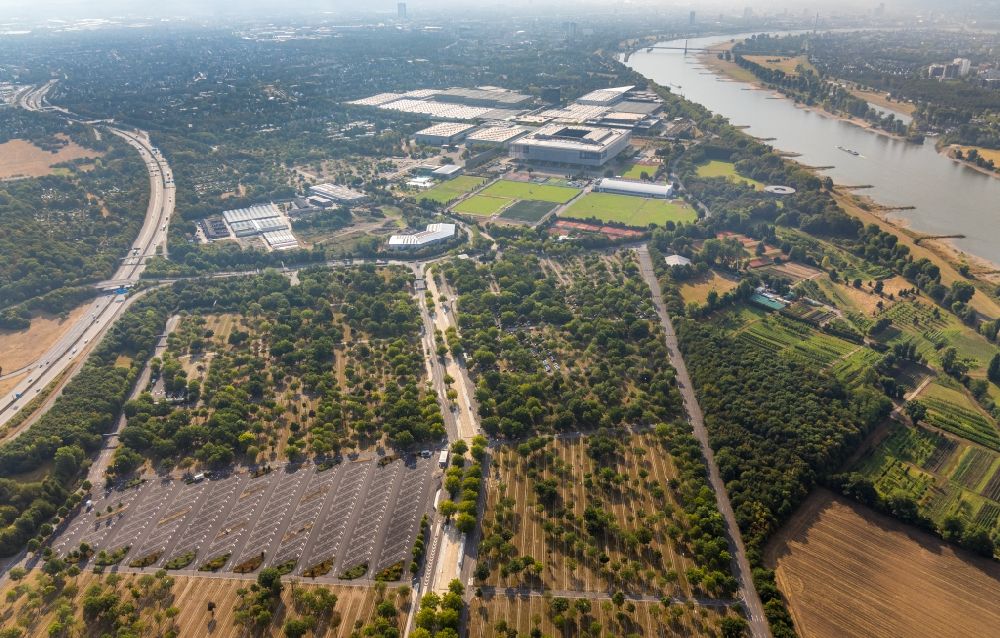 Luftbild Düsseldorf - Parkplatz und Abstellfläche für Automobile im Ortsteil Stockum in Düsseldorf im Bundesland Nordrhein-Westfalen, Deutschland