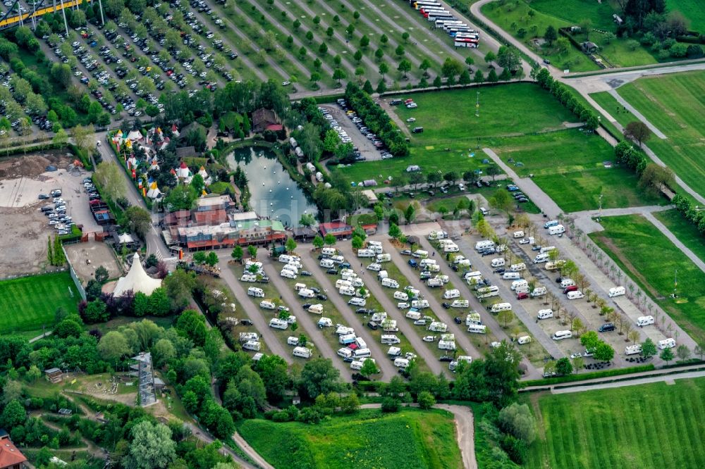 Luftaufnahme Rust - Parkplatz und Abstellfläche für Automobile in Rust im Bundesland Baden-Württemberg, Deutschland
