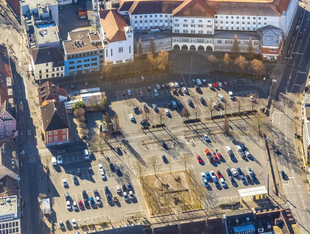 Hamm von oben - Parkplatz und Abstellfläche für Automobile Santa-Monica-Platz am St. Marien-Hospital in Hamm im Bundesland Nordrhein-Westfalen, Deutschland