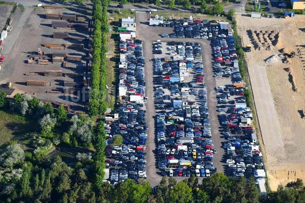 Schenkendorf aus der Vogelperspektive: Parkplatz und Abstellfläche für Automobile in Schenkendorf im Bundesland Brandenburg, Deutschland
