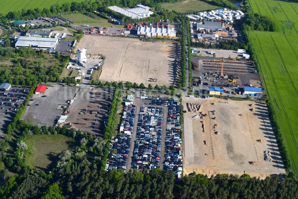 Luftbild Schenkendorf - Parkplatz und Abstellfläche für Automobile in Schenkendorf im Bundesland Brandenburg, Deutschland