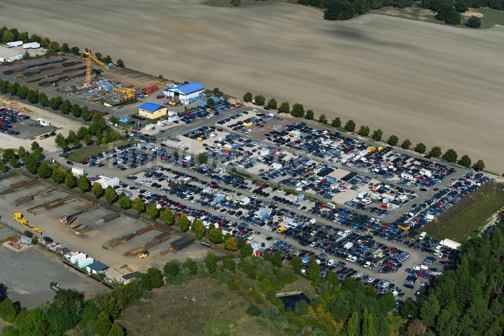 Schenkendorf von oben - Parkplatz und Abstellfläche für Automobile in Schenkendorf im Bundesland Brandenburg, Deutschland