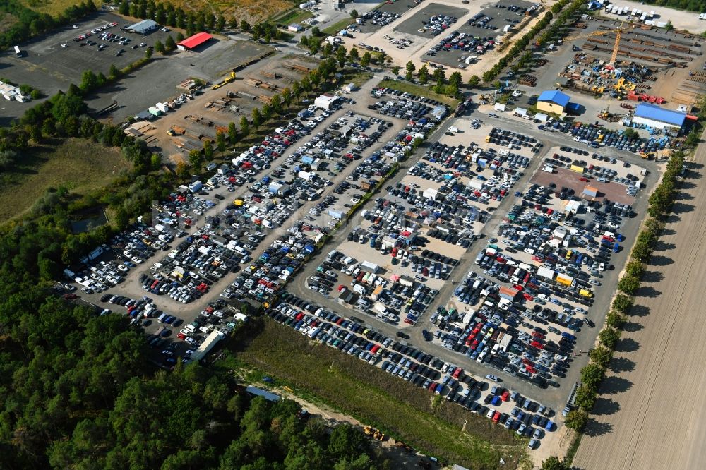 Luftaufnahme Schenkendorf - Parkplatz und Abstellfläche für Automobile in Schenkendorf im Bundesland Brandenburg, Deutschland