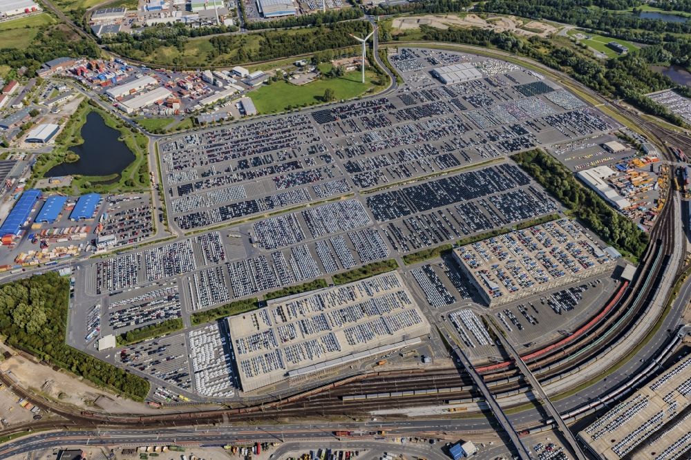 Luftaufnahme Bremerhaven - Parkplatz und Abstellfläche für Automobile im Stadtbremischen Überseehafen in Bremerhaven im Bundesland Bremen
