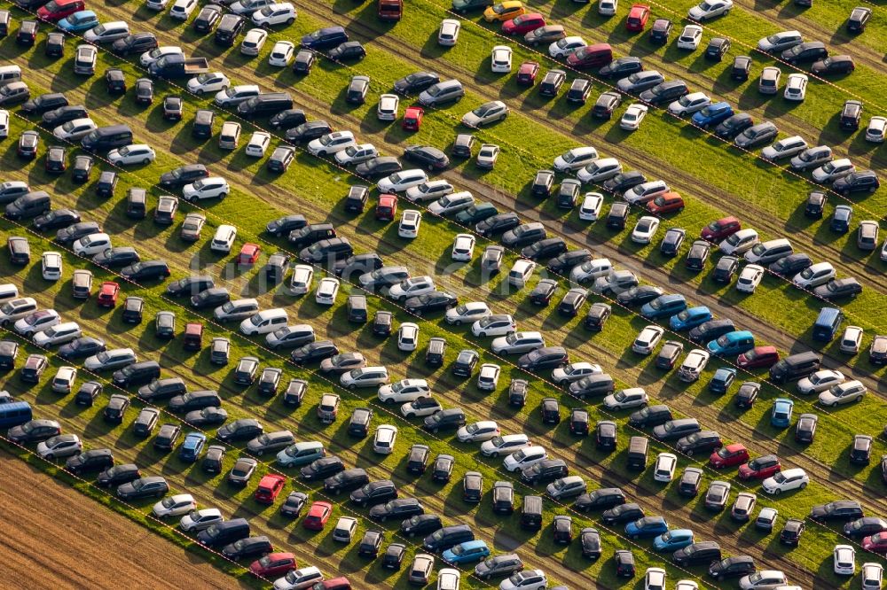 Warstein von oben - Parkplatz und Abstellfläche für Automobile in Warstein im Bundesland Nordrhein-Westfalen, Deutschland
