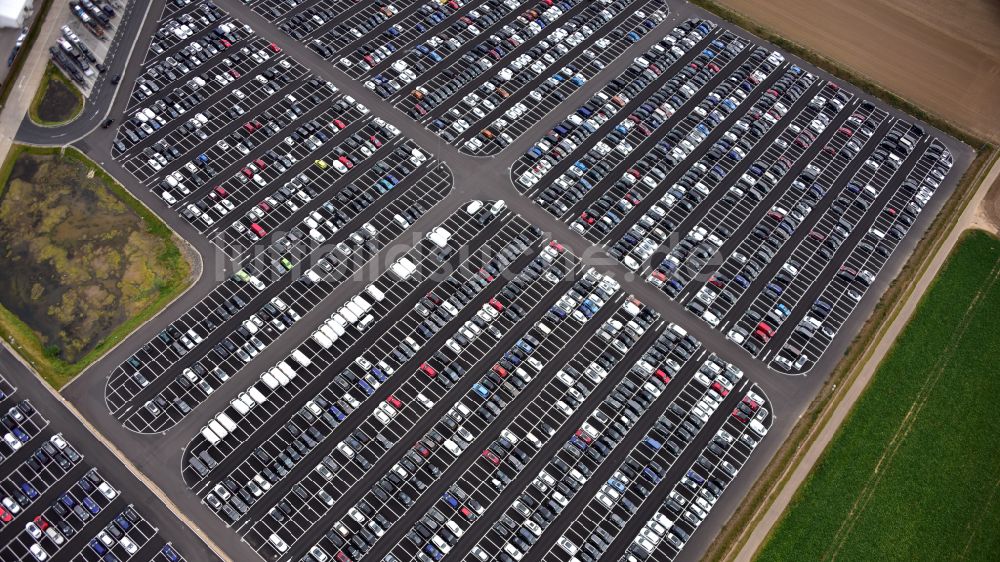 Zülpich von oben - Parkplatz und Abstellfläche für Automobile in Zülpich im Bundesland Nordrhein-Westfalen