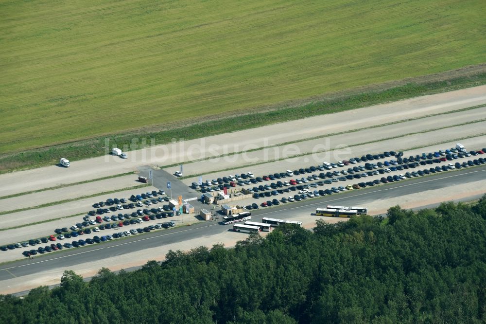 Luftaufnahme Hönow - Parkplatz und Abstellfläche zur IGA 2017 für Automobile in Hönow im Bundesland Brandenburg, Deutschland