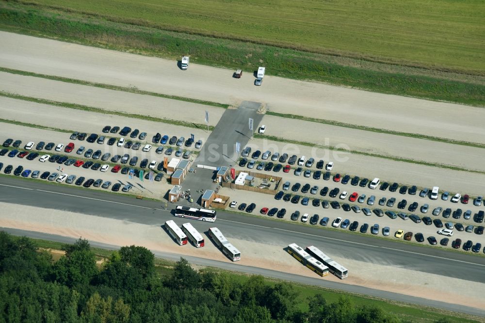 Hönow von oben - Parkplatz und Abstellfläche zur IGA 2017 für Automobile in Hönow im Bundesland Brandenburg, Deutschland