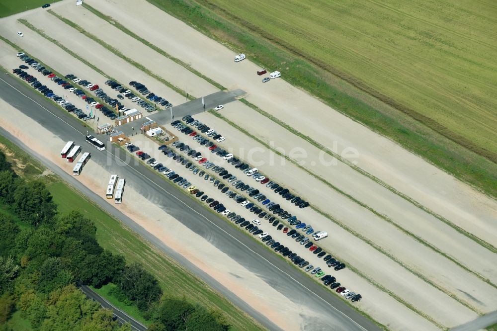 Hönow aus der Vogelperspektive: Parkplatz und Abstellfläche zur IGA 2017 für Automobile in Hönow im Bundesland Brandenburg, Deutschland