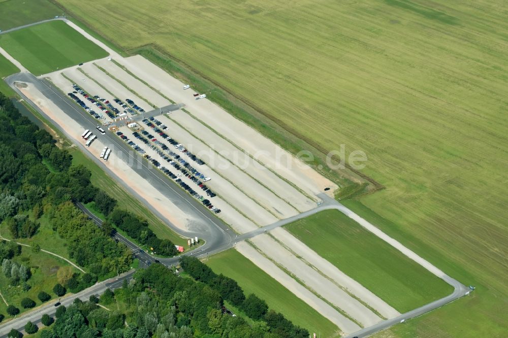 Luftbild Hönow - Parkplatz und Abstellfläche zur IGA 2017 für Automobile in Hönow im Bundesland Brandenburg, Deutschland