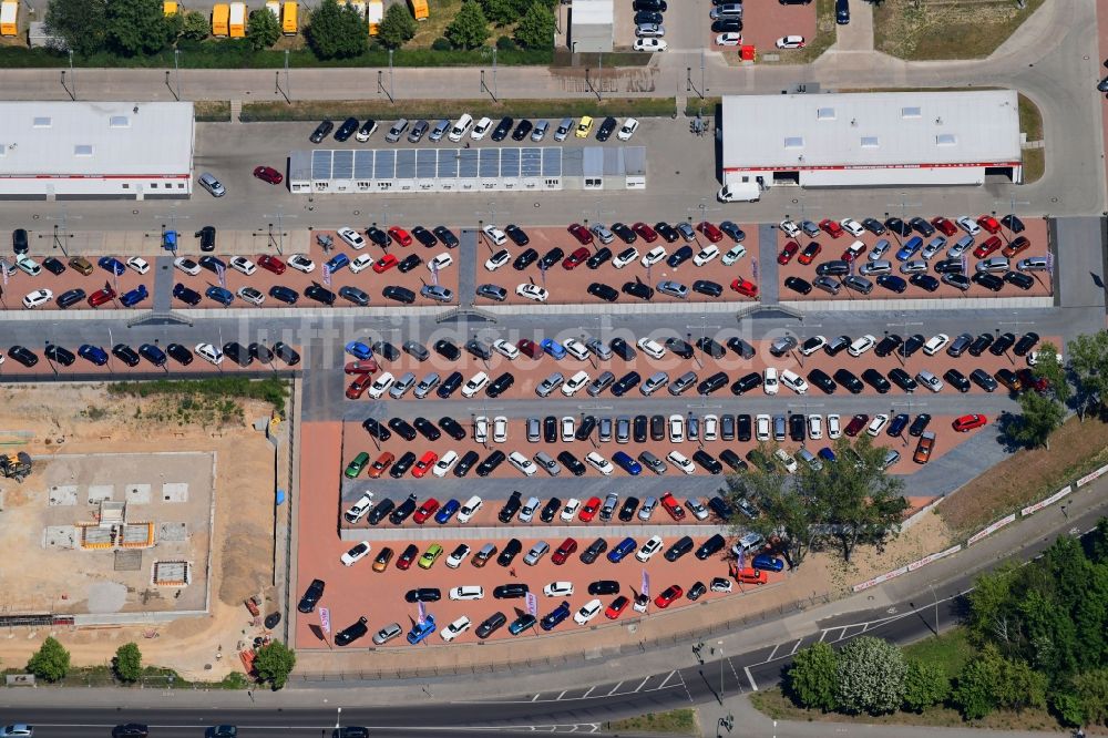 Luftbild Berlin - Parkplatz für Automobile und Autohaus- Gebäude in Berlin, Deutschland
