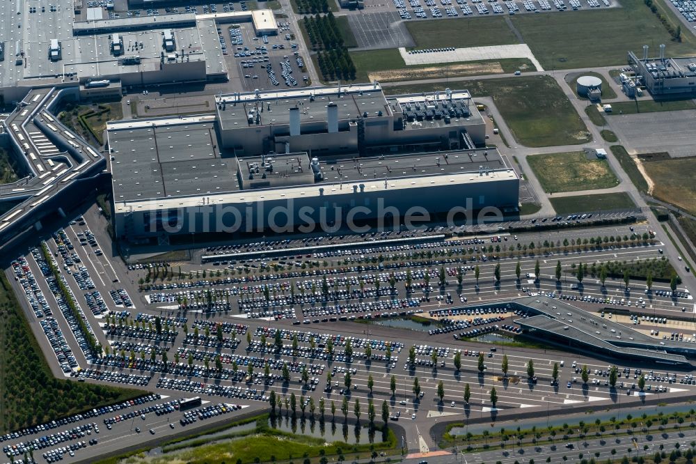 Leipzig von oben - Parkplatz am BMW Werk Leipzig im Bundesland Sachsen
