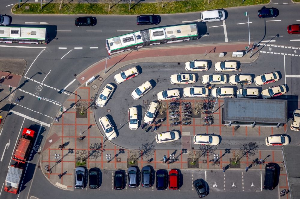 Luftaufnahme Bochum - Parkplatz, Wartezone und Abstellfläche für Taxi - Automobile in Bochum im Bundesland Nordrhein-Westfalen, Deutschland