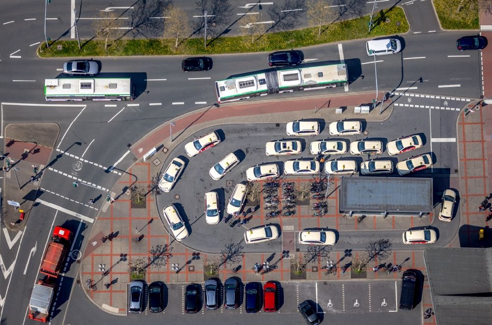 Bochum von oben - Parkplatz, Wartezone und Abstellfläche für Taxi - Automobile in Bochum im Bundesland Nordrhein-Westfalen, Deutschland