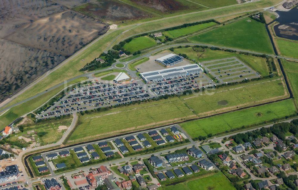 Dagebüll von oben - Parkplätze und Abstellfläche für Automobile auf dem Inselparkplatz in Dagebüll im Bundesland Schleswig-Holstein, Deutschland