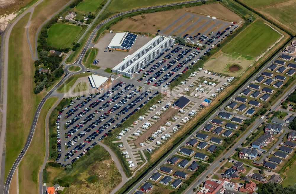 Dagebüll von oben - Parkplätze und Abstellfläche für Automobile auf dem Inselparkplatz in Dagebüll im Bundesland Schleswig-Holstein, Deutschland