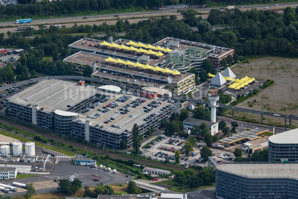 Düsseldorf aus der Vogelperspektive: Parkplätze auf dem Gelände des Flughafen in Düsseldorf im Bundesland Nordrhein-Westfalen