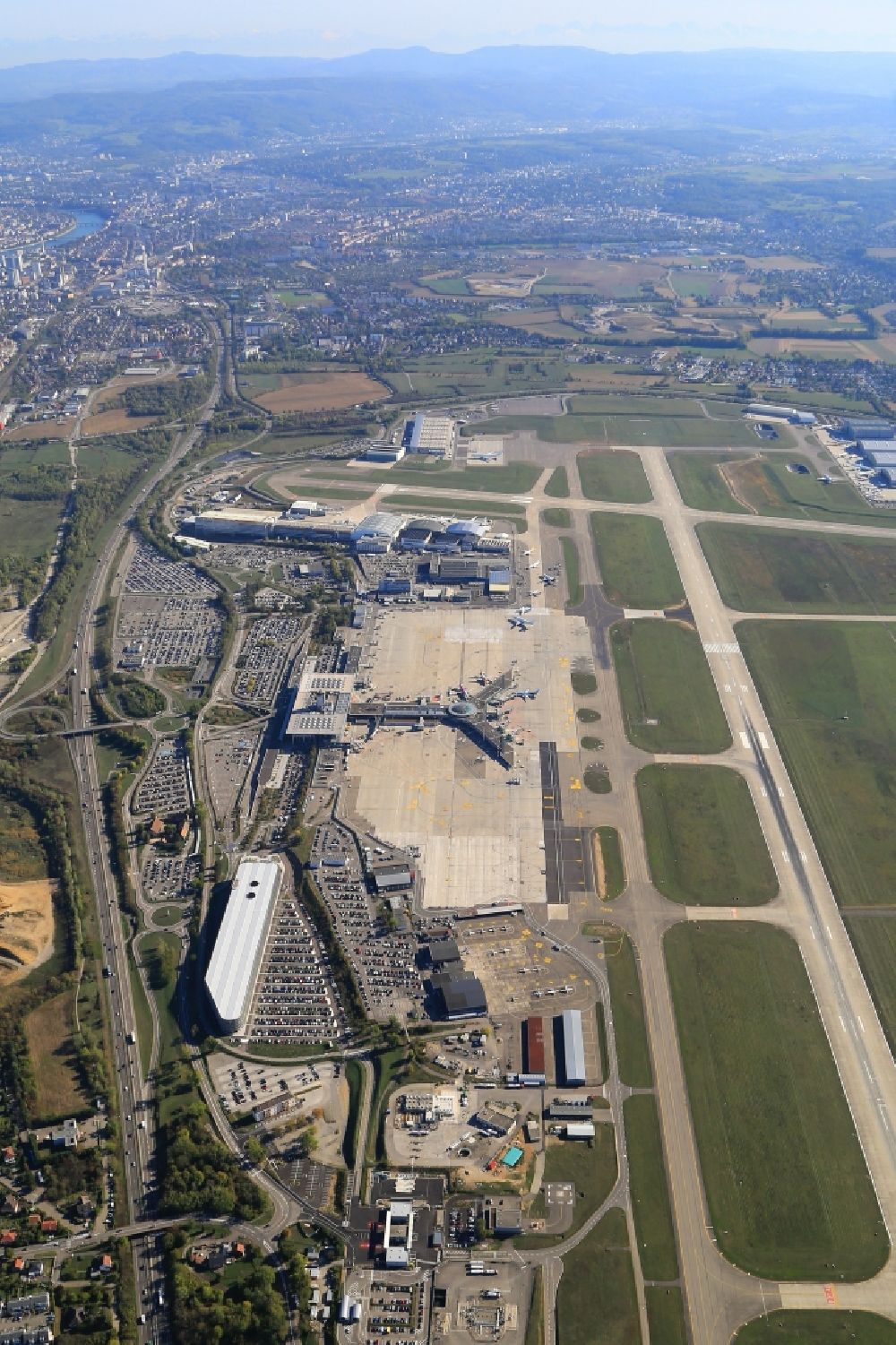 Luftaufnahme Saint-Louis - Parkplätze, Terminal und Vorfeld des Flughafen Euroairport Basel-Mulhouse-Freiburg in Saint-Louis in Alsace-Champagne-Ardenne-Lorraine, Frankreich