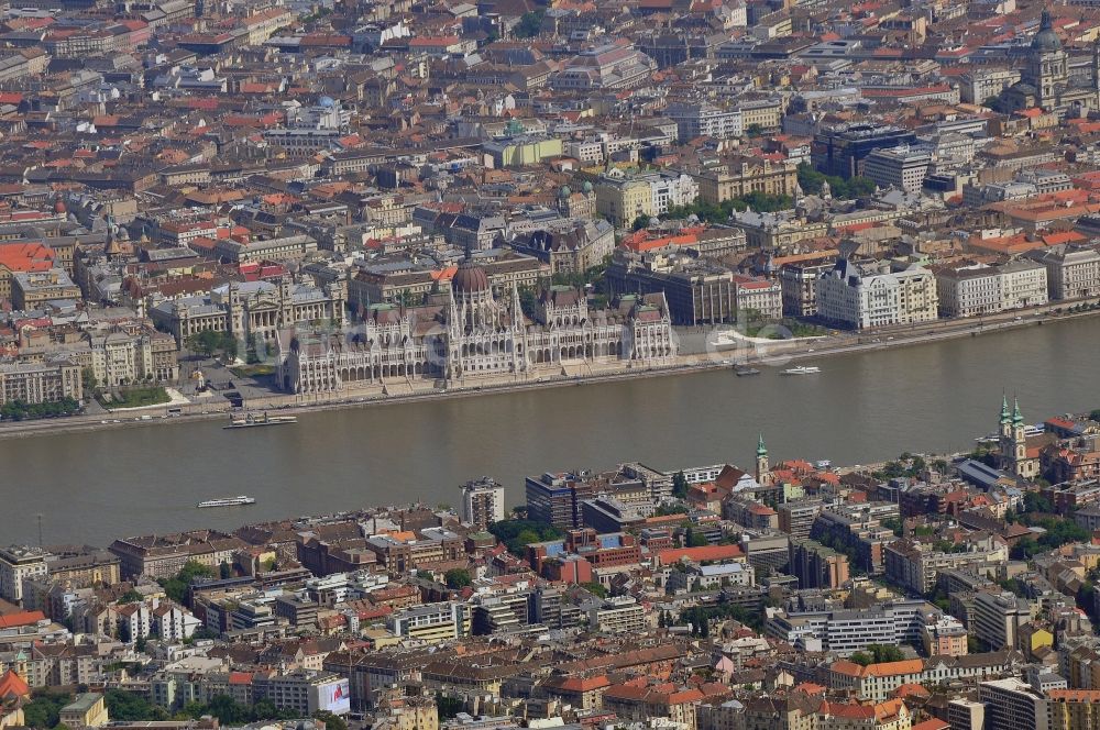 Budapest von oben - Parlamentsgebäude in Budapest in Ungarn